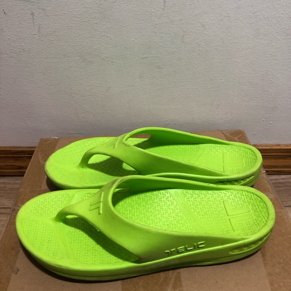 Telic Energy Shoes Women’s Neon Green Foam Flip-Flop Sandals Sz Large (8.5-9.5)